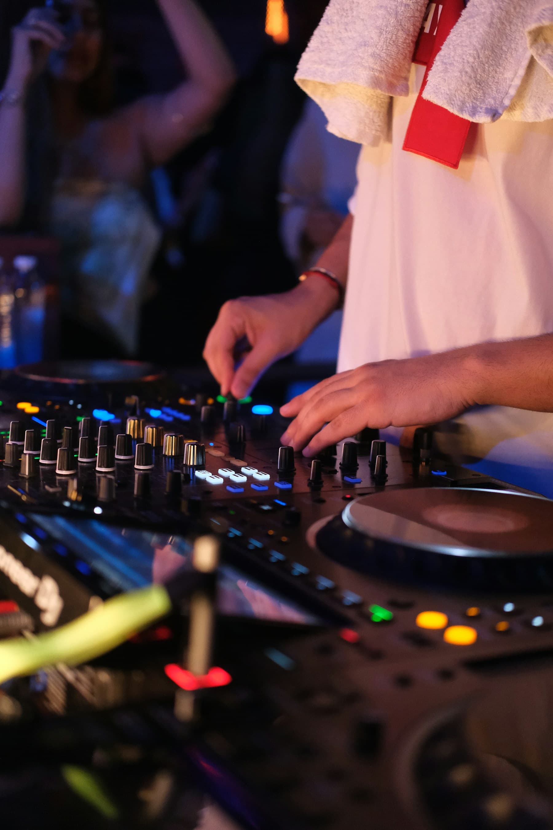 Ruke na DJ mikseti tokom noćnog seta